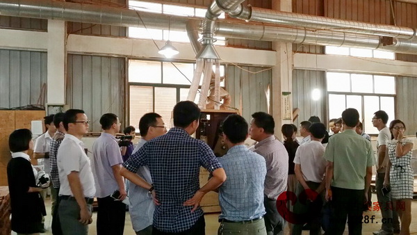 東陽市政府領導參觀明堂紅木生產(chǎn)車間除塵設備
