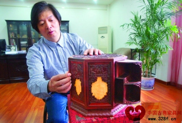 許建平在修復紅木梳妝盒 許建平在修復紅木梳妝盒