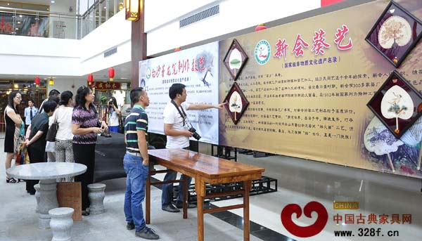 民間工藝品吸引眾多參觀者流連忘返