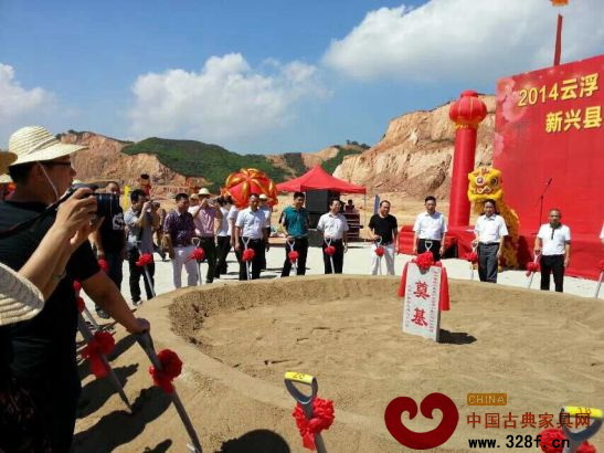 新興縣政府相關領導,廣東浙聯投資控股有限公司董事成員,新興紅木家具產業園第二批入園企業代表共同進行奠基儀式 新興縣政府相關領導,廣東浙聯投資控股有限公司董事成員,新興紅木家具產業園第二批入園企業代表共同進行奠基儀式