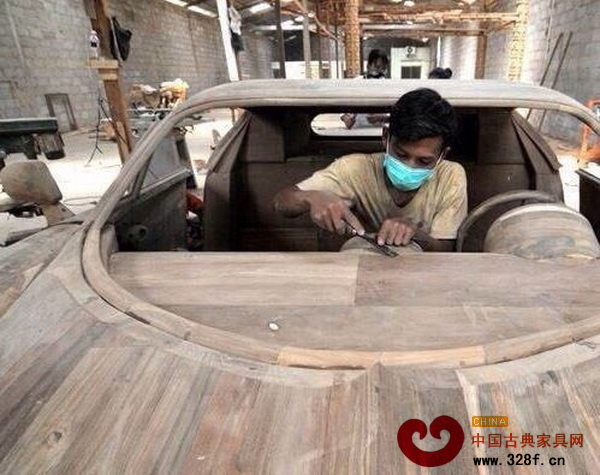 工人細(xì)心打磨汽車零件 工人細(xì)心打磨汽車零件