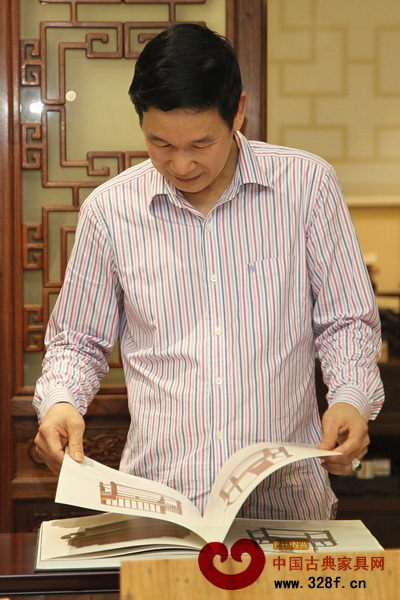 區(qū)勝春常常翻看相關(guān)古典家具書(shū)籍