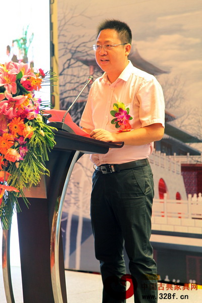 新會古典家具商會會長袁秋耘在講話中希望企業抓住機遇,抱團合作,實現廣作家具產業繁榮發展 新會古典家具商會會長袁秋耘在講話中希望企業抓住機遇,抱團合作,實現廣作家具產業繁榮發展