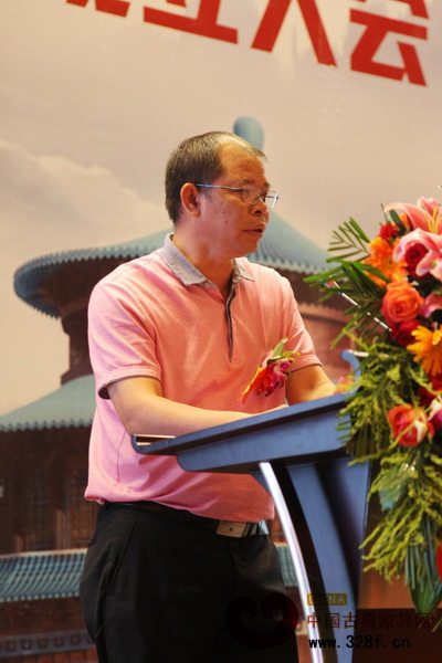 高要市大灣鎮紅木工藝行業協會會長羅禮全在講話中強調要對廣作家具的未來發展充滿信心 高要市大灣鎮紅木工藝行業協會會長羅禮全在講話中強調要對廣作家具的未來發展充滿信心