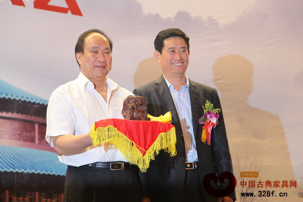 廣作家具傳承與發展聯合會第一任會長蕭照興從朱長嶺理事長手中接過聯合會印璽 廣作家具傳承與發展聯合會第一任會長蕭照興從朱長嶺理事長手中接過聯合會印璽