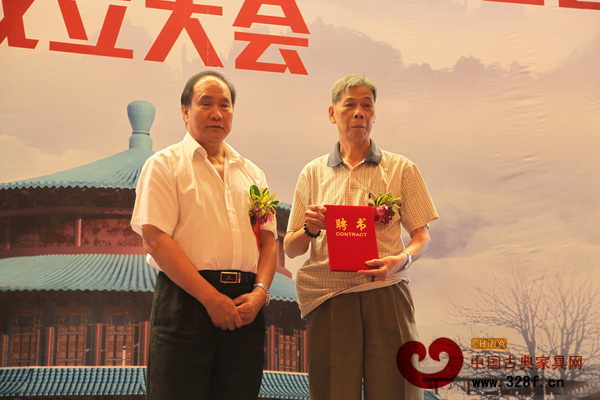 蕭照興為聯合會榮譽顧問、廣作家具傳承人楊蝦頒發聘書 蕭照興為聯合會榮譽顧問、廣作家具傳承人楊蝦頒發聘書