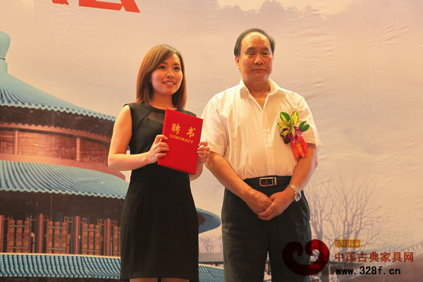 蕭照興會長為聯合會秘書長方紫薇頒發聘書 蕭照興會長為聯合會秘書長方紫薇頒發聘書