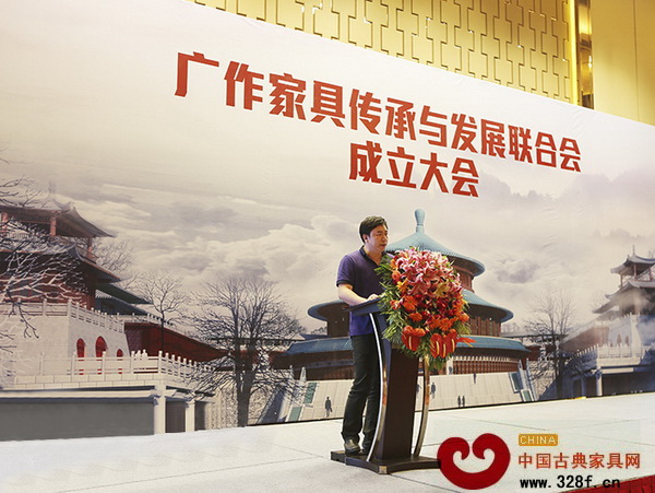 國壽紅木總經理陳衛棠在會上發言 國壽紅木總經理陳衛棠在會上發言