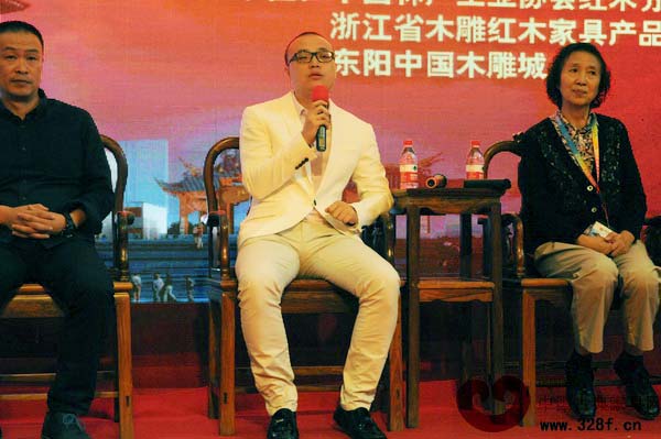 卓木王總經理杜長江在第四屆中國木雕紅木家具發展論壇上發言 卓木王總經理杜長江在第四屆中國木雕紅木家具發展論壇上發言