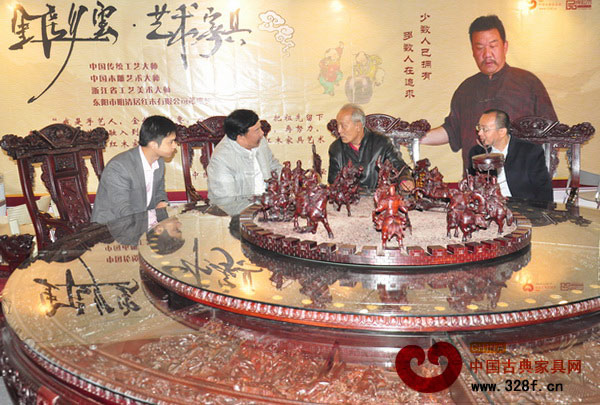 金彪云大師（圖左二）與明清宮廷家具專家、故宮博物院副研究員周京南（圖右一），傳承工藝大師、古典家具修復專家王秀林（圖右二），中國古典家具網、《品牌紅木》雜志CEO林偉華（圖左一）在明清居展館內交談