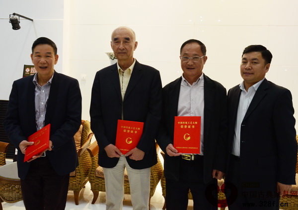 李愛金(右二)榮獲“中國傳統工藝大師”稱號 李愛金(右二)榮獲“中國傳統工藝大師”稱號