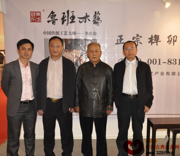李愛金(左二)與專家們在展廳內合影留念 李愛金(左二)與專家們在展廳內合影留念