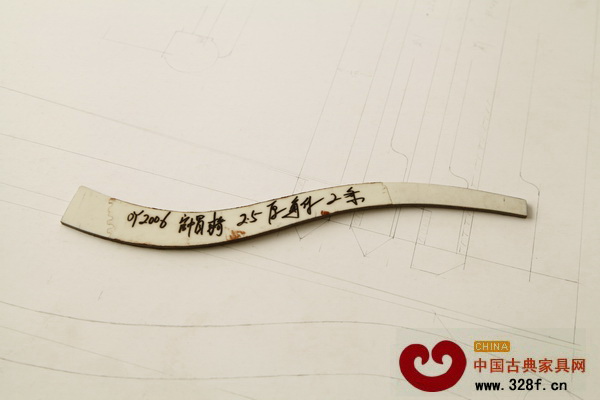 區根榮設計的曲線型構件,是眾多家具部件的樣板 區根榮設計的曲線型構件,是眾多家具部件的樣板