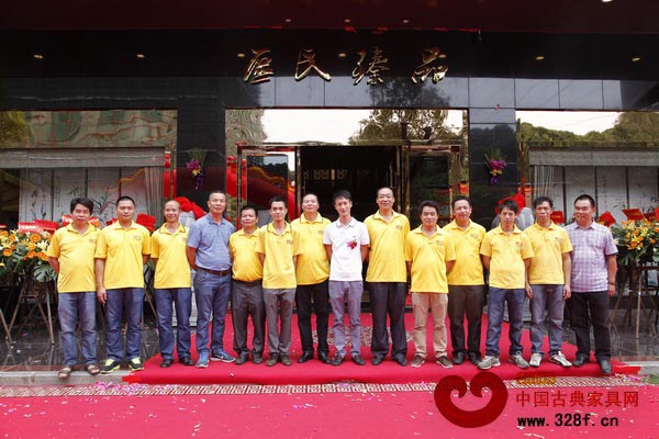 區根榮與區氏臻品總經理區錦澤以及同事們在沙溪店開業典禮上合影 區根榮與區氏臻品總經理區錦澤以及同事們在沙溪店開業典禮上合影