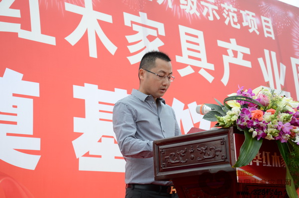 中山市市委常委、常務(wù)副市長(zhǎng)謝中凡在南華紅木家具產(chǎn)業(yè)園奠基儀式現(xiàn)場(chǎng)接受媒體采訪 中山市市委常委、常務(wù)副市長(zhǎng)謝中凡在南華紅木家具產(chǎn)業(yè)園奠基儀式現(xiàn)場(chǎng)接受媒體采訪