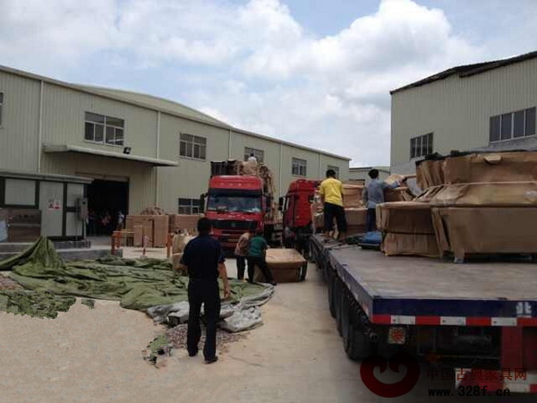 鴻紳堂經常有一天出三卡車貨品的熱鬧景象 鴻紳堂經常有一天出三卡車貨品的熱鬧景象