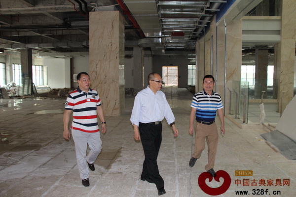 中國家具協會副理事長陳寶光（中）參觀盈聯匯賣場內部