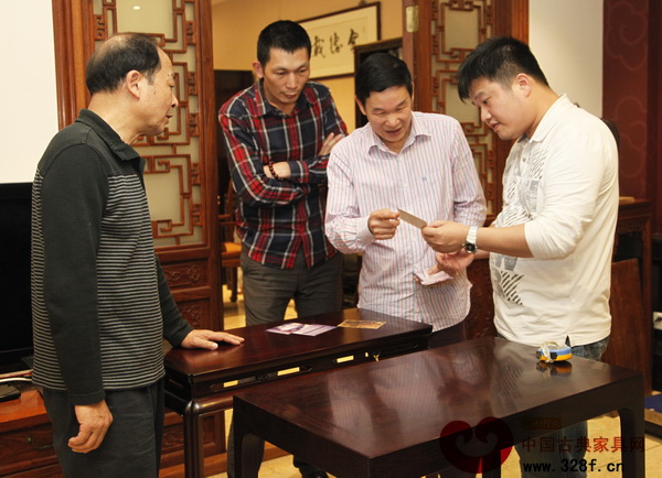 區勝春喜歡與紅木家具愛好者探討家具中的工藝與文化 區勝春喜歡與紅木家具愛好者探討家具中的工藝與文化