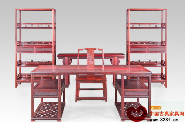 泰和園在中國傳統工藝大師邀請展上展示的作品《小葉柿蒂紋書房五件套》 泰和園在中國傳統工藝大師邀請展上展示的作品《小葉柿蒂紋書房五件套》