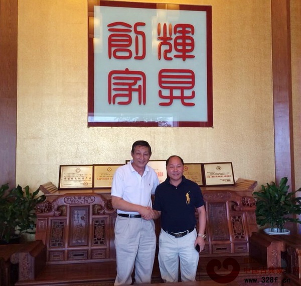 原故宮博物院文保科技部主任、紅木家具著名專家曹靜樓(左)蒞臨創輝紅木參觀 原故宮博物院文保科技部主任、紅木家具著名專家曹靜樓(左)蒞臨創輝紅木參觀