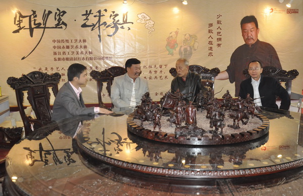 中國(guó)傳統(tǒng)工藝大師邀請(qǐng)展上,古典家具修復(fù)工藝大師王秀林(右二)與故宮博物院副研究員周京南(右一)點(diǎn)評(píng)金彪云大師的作品 中國(guó)傳統(tǒng)工藝大師邀請(qǐng)展上,古典家具修復(fù)工藝大師王秀林(右二)與故宮博物院副研究員周京南(右一)點(diǎn)評(píng)金彪云大師的作品