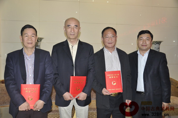 從左到右分別為新晉中國(guó)傳統(tǒng)工藝大師區(qū)勝春、邵湘文、李?lèi)?ài)金與中國(guó)傳統(tǒng)家具研究會(huì)秘書(shū)長(zhǎng)高肅獲獎(jiǎng)后合影 從左到右分別為新晉中國(guó)傳統(tǒng)工藝大師區(qū)勝春、邵湘文、李?lèi)?ài)金與中國(guó)傳統(tǒng)家具研究會(huì)秘書(shū)長(zhǎng)高肅獲獎(jiǎng)后合影
