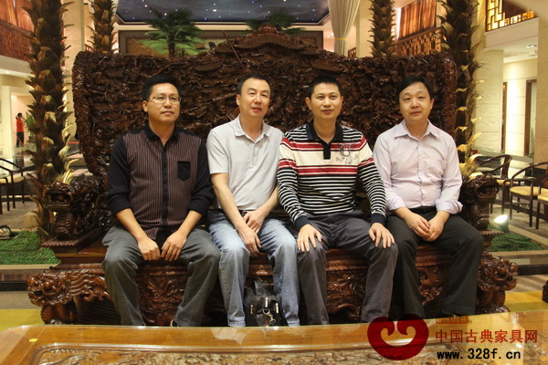 紅古軒總經理吳赤宇(右二)與新疆克拉瑪依市委統戰部常務副部長、市工商聯黨組書記李軍(左二),中山市工商聯副主席吳國森(左一)合影留念 紅古軒總經理吳赤宇(右二)與新疆克拉瑪依市委統戰部常務副部長、市工商聯黨組書記李軍(左二),中山市工商聯副主席吳國森(左一)合影留念