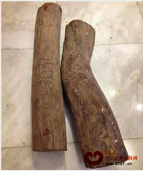 海南黃花梨拆房老料,這種規格還算是比較好的,其表面比較粗糙,遠不及假貨看起來精致 海南黃花梨拆房老料,這種規格還算是比較好的,其表面比較粗糙,遠不及假貨看起來精致