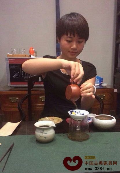 區(qū)氏臻品銷售員正在練習(xí)泡茶 區(qū)氏臻品銷售員正在練習(xí)泡茶