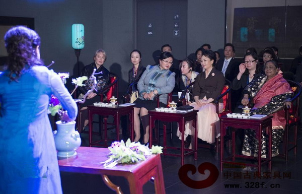 彭麗媛與三位夫人共同欣賞插花表演