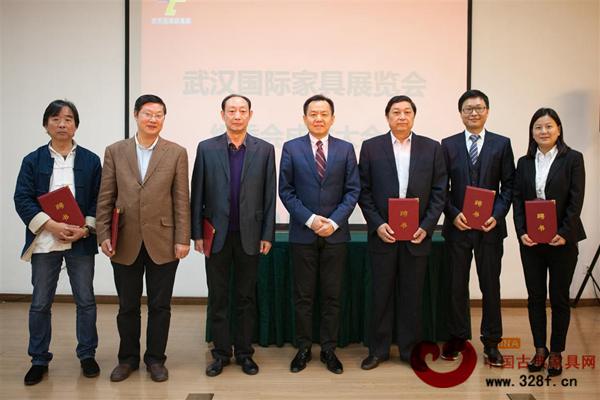 武漢國際博覽中心董事長總經理李涌先生現場為組委會成員頒發聘書 武漢國際博覽中心董事長總經理李涌先生現場為組委會成員頒發聘書