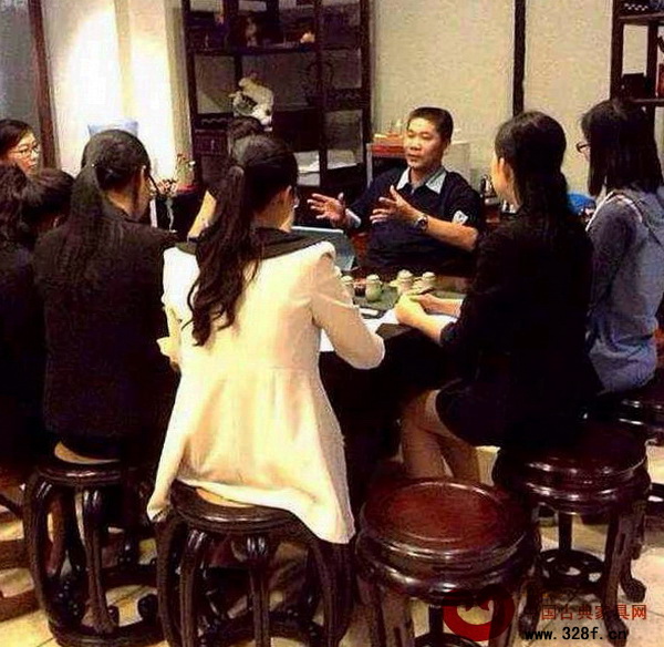 資深茶藝愛好者給區(qū)氏臻品銷售團(tuán)隊(duì)在講解茶的發(fā)展史 資深茶藝愛好者給區(qū)氏臻品銷售團(tuán)隊(duì)在講解茶的發(fā)展史