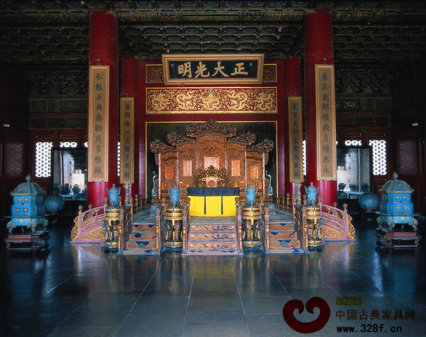 故宮乾清宮內(nèi)高高在上的龍椅寶座 故宮乾清宮內(nèi)高高在上的龍椅寶座