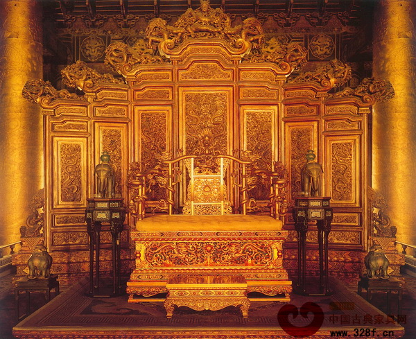 故宮太和殿內(nèi)金碧輝煌的龍椅寶座 故宮太和殿內(nèi)金碧輝煌的龍椅寶座