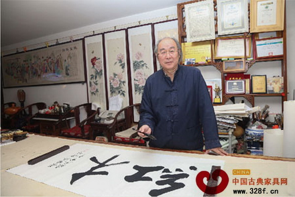 鄭希林先生揮毫潑墨,為《紅術(shù)》寫下由衷的祝愿 鄭希林先生揮毫潑墨,為《紅術(shù)》寫下由衷的祝愿