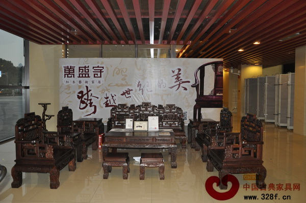 黃梅戲文化周除了臺上用于道具的紅木家具,觀眾觀戲、休息的家具,也由萬盛宇紅木全權提供 黃梅戲文化周除了臺上用于道具的紅木家具,觀眾觀戲、休息的家具,也由萬盛宇紅木全權提供