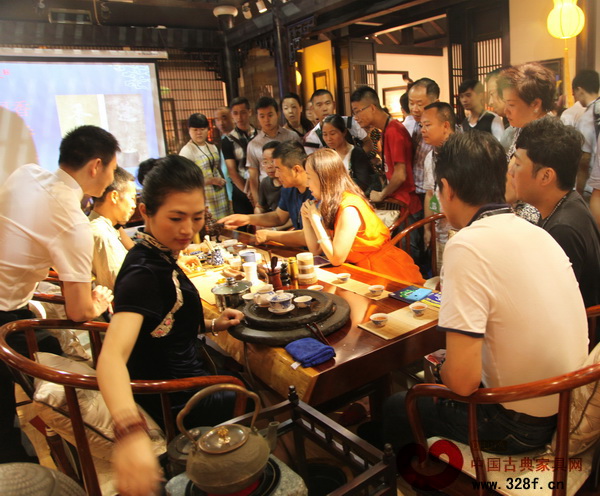 戴為紅木展館總是人來人往 戴為紅木展館總是人來人往