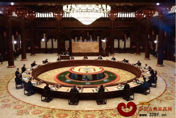 會場中各國政要坐在圈椅上 會場中各國政要坐在圈椅上