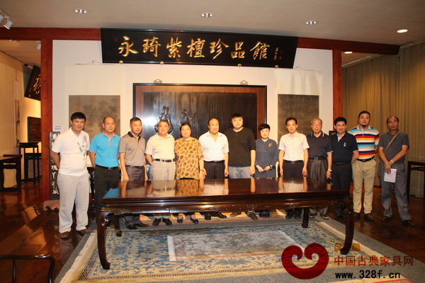 蕭照興（左六）與中山紅木家具行業骨干們一同參觀永琦紫檀珍品館并合影留念