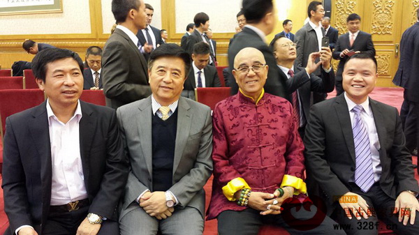 “王爺”愛(ài)新覺(jué)羅松石(右二)與木寶美家董事長(zhǎng)刁紹靈(右一)在北京的會(huì)議上結(jié)緣,參觀木寶美家產(chǎn)品后贊嘆不已 “王爺”愛(ài)新覺(jué)羅松石(右二)與木寶美家董事長(zhǎng)刁紹靈(右一)在北京的會(huì)議上結(jié)緣,參觀木寶美家產(chǎn)品后贊嘆不已