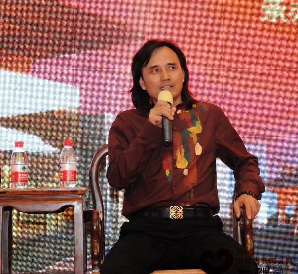 黃小明(浙江新東陽木雕有限公司總設(shè)計師、中國工藝美術(shù)大師) 黃小明(浙江新東陽木雕有限公司總設(shè)計師、中國工藝美術(shù)大師)