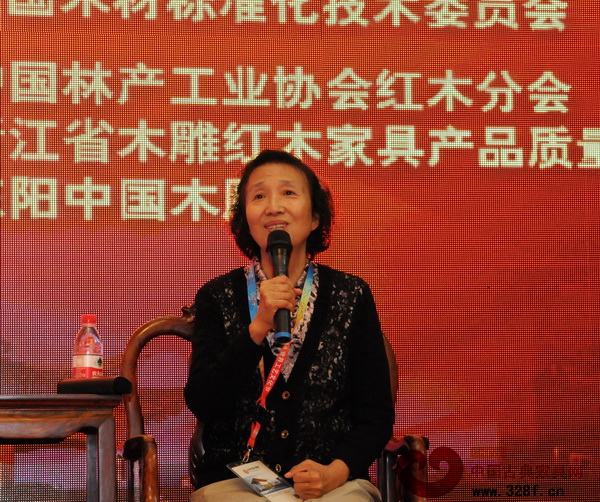 姜笑梅(中國林業(yè)科學(xué)研究院木材工業(yè)研究所研究員、博士生導(dǎo)師,中國林產(chǎn)工業(yè)協(xié)會紅木分會專家委員主任) 姜笑梅(中國林業(yè)科學(xué)研究院木材工業(yè)研究所研究員、博士生導(dǎo)師,中國林產(chǎn)工業(yè)協(xié)會紅木分會專家委員主任)