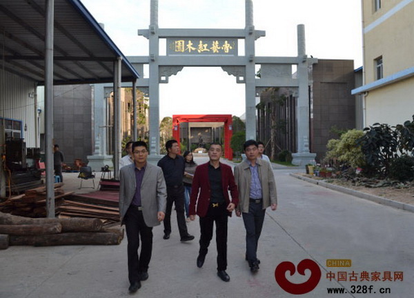 福建莆田市委常委、宣傳部長程強一行參觀仙游紅木家具企業 福建莆田市委常委、宣傳部長程強一行參觀仙游紅木家具企業