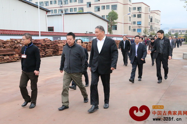 參觀團隊前往明堂廠房參觀