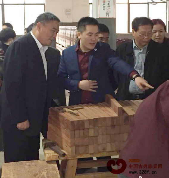 雙洋紅木董事長王海洋向金華市委常委、東陽市委書記徐建華介紹除塵設備工作情況 雙洋紅木董事長王海洋向金華市委常委、東陽市委書記徐建華介紹除塵設備工作情況