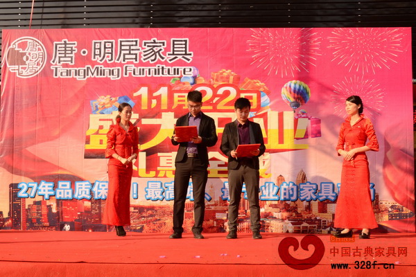 胡春葵總監與唐明居紅木揭西店總經理張榆共同簽署簽署合作協議