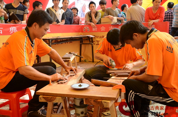 參賽木工正在認(rèn)真制作參賽作品 參賽木工正在認(rèn)真制作參賽作品