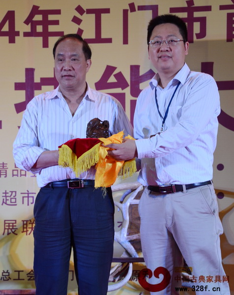 袁秋耘從廣作家具傳承與發(fā)展聯(lián)合會(huì)首任會(huì)長(zhǎng)、蕭照興手中接過輪值會(huì)長(zhǎng)玉璽,成為新一任輪值會(huì)長(zhǎng) 袁秋耘從廣作家具傳承與發(fā)展聯(lián)合會(huì)首任會(huì)長(zhǎng)、蕭照興手中接過輪值會(huì)長(zhǎng)玉璽,成為新一任輪值會(huì)長(zhǎng)