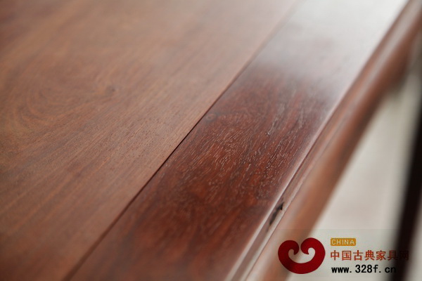用髹漆工具不斷打磨擦拭后的家具光澤度和細膩度都會比沒有打磨擦拭過的好很多 用髹漆工具不斷打磨擦拭后的家具光澤度和細膩度都會比沒有打磨擦拭過的好很多