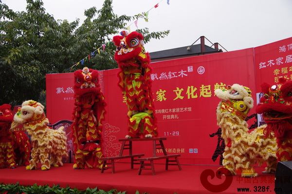 開(kāi)業(yè)儀式上金獅起舞慶賀祝福 開(kāi)業(yè)儀式上金獅起舞慶賀祝福